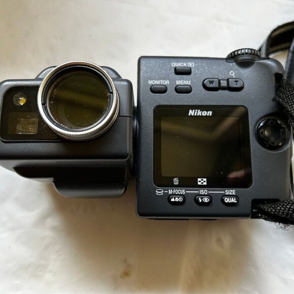Nikon COOLPIX 995 3.2MP Digital Camera for parts / repair w/ manual - Picture 2 of 11